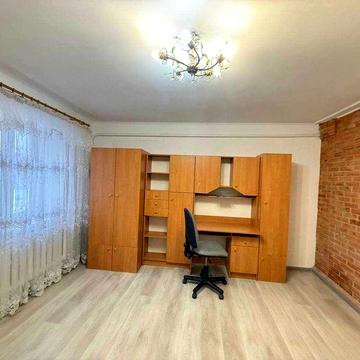 Здається компактний будинок з новим ремонтом, техніка та меблі.