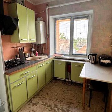 Старенька але затишна квартира.