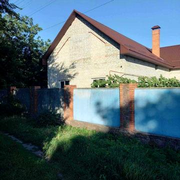 Здам в довгострокову оренду будинок. Потребує внутрішнього ремонту.