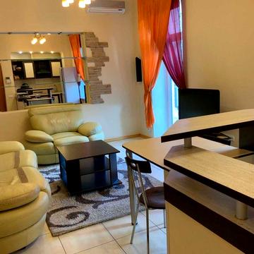 Майдан Незалежності, Хрещатик 2 хвилини, вул. Софіївська 4,