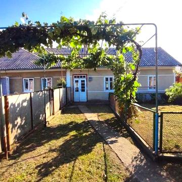 Продається будинок на вул. Учительська (район Садгора) + 5 соток землі