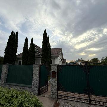 ВІЛЬНИЙ  —здається половина будинку