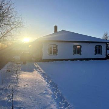 Будинок  біля озера