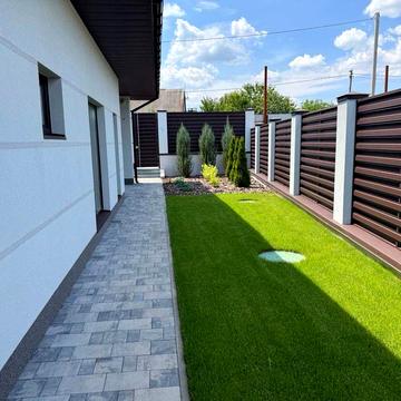 Продажа коттеджа с просторной кухней и приватной территорией