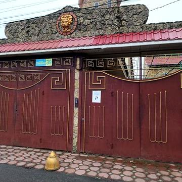 Аренда дома с бомбоубежище на два входа долгосрочное.