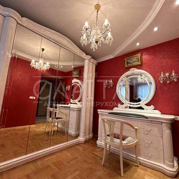 3-к квартира. 2-поверх (Печерськ - 1 хв від метро, Лесі Українки, 21)