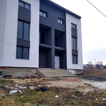 Будинок на дві сімї  .200 квадратних метрів кожна половина.