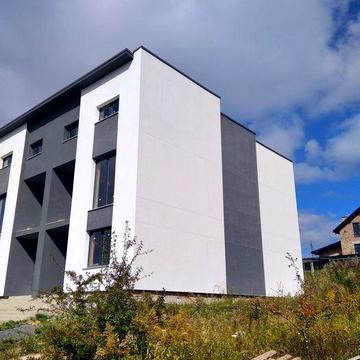 Будинок на дві сімї  .200 квадратних метрів кожна половина.