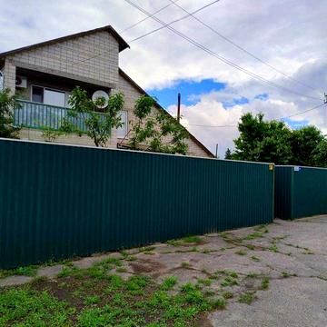 Добротний будинок в селищі Гребінки, 1999 року забудови, 21 сотка