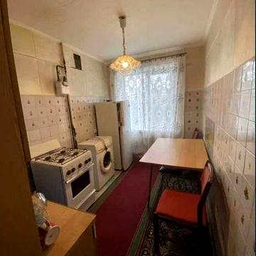 2 кім не кутова на середньому поверсі в районі КАРАВАНА (717908)