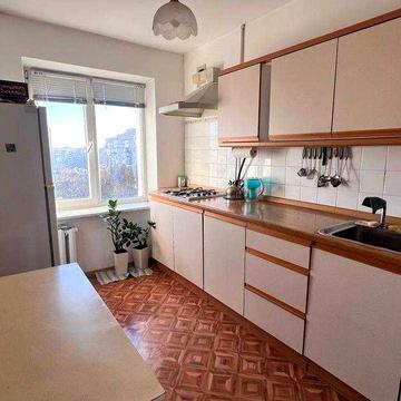 Продам трехкомнатную квартиру в тихом районе в городе у моря