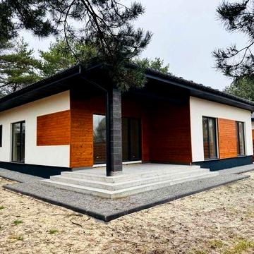 Новий будинок поряд з річкою і лісом