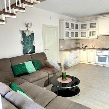 Оренда сучасного будинка з резервним живленням