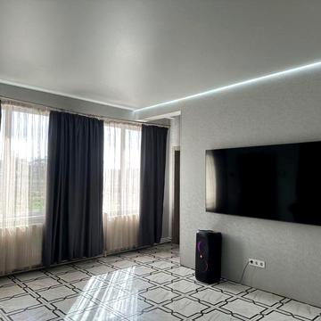 Будинок з басейном непедалік міста!