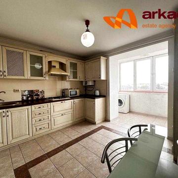 Продам трикімнатну квартиру з ремонтом