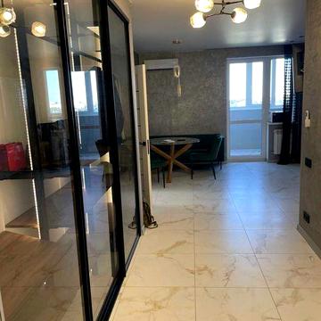 Сдается просторная уютная 1-ком кв с евроремонтом  ЖК ЛУЧ (57000)