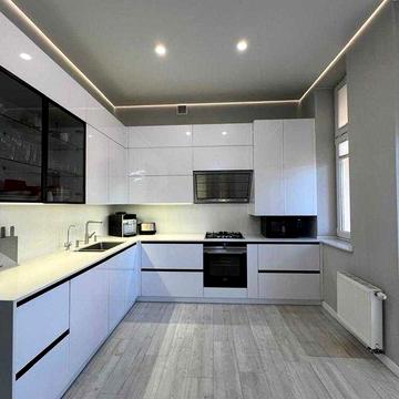 Центр Львова. вул. Кармалюка. Дворівнева. З меблями та технікою. Гараж