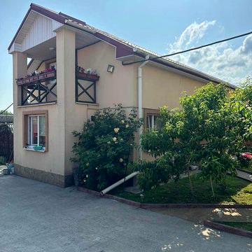 Цегляний будинок. Центр села Трушки