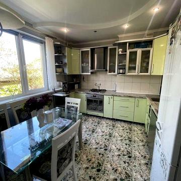 Продається 3-кімнатна квартира в Пасічній