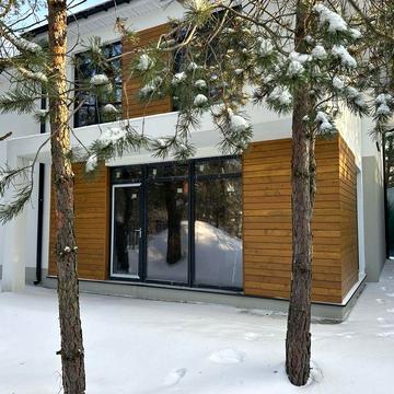 Котедж 200 м біля річки в сосновій рощі. Поруч з Prydesennya Eco Villa