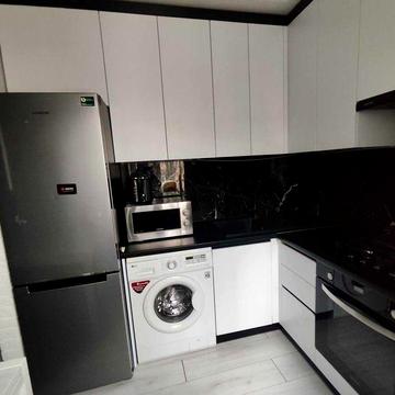 Продам 2 Ком. квартиру Черемушки ул. Космонавтов парк Горького