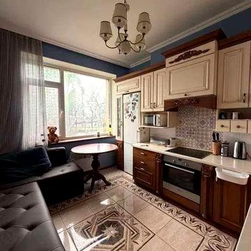 гарна 3 кім квартира з Евроремонтом на ву.Марсельській -Кадор- 1 повер