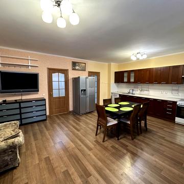 Анни Ахматової вул., 33