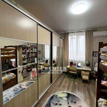 Продам 2 -х комнатную з ремонтом.