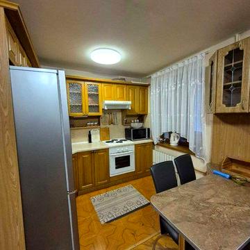 Продам простору 3 к. кв з кухнею-студією пр-т Гагаріна (Аерокосмічний)