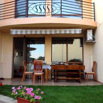 Трикімнатні апартаменти з паркомісцем в затишному селі Болгарії