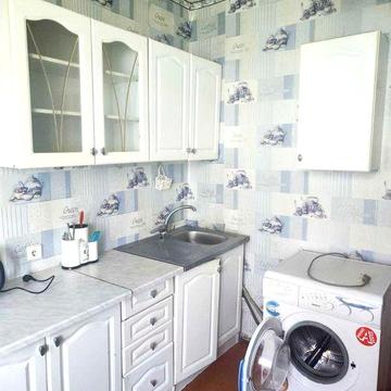 великогабаритна 1 к\к 42 м2 Площа Перемоги,велика лоджа закритий двір