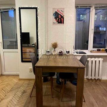 Простора квартира з ремонтом у самому центрі інфраструктури — КПІ