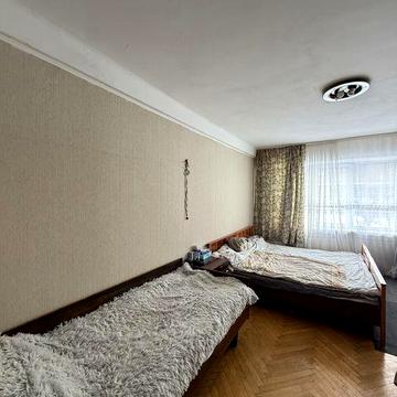 Продається двокімнатна квартира за адресою м. Київ, вул. Празька, 25