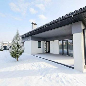 Продається новозбудований сучасний одноповерховий будинок з ремонтом.