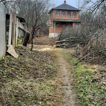 Будинок цегляний, прибудинкова ділянка