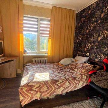 Продаж 2 кімнатної квартири середній поверх