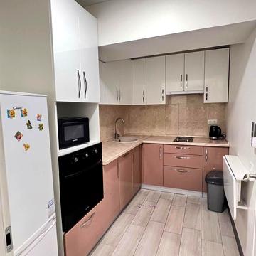 Літературна вул., 10-Б