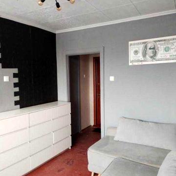 Верховинна 81.Метро Житомирська 10 хвилин пішки.