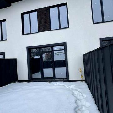 Таунхаус в центральній частині біля парку. Велика ділянка!