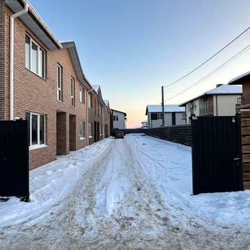 Таунхаус, Стоянка біля садочку.