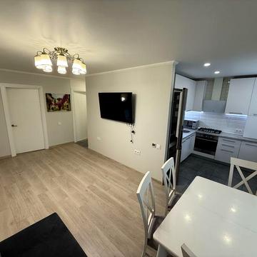 Трехкомнатная студия с ремонтом возле старого жд вокзала.2/5