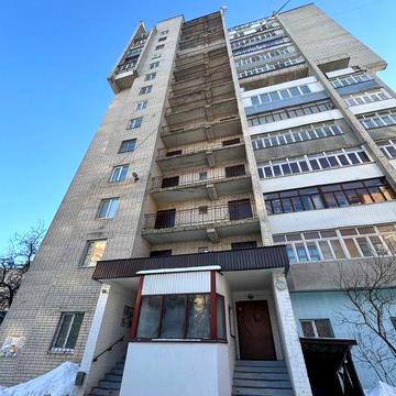 Продам простору 3 кімнатну квартиру в цегляному будинку. Північний.