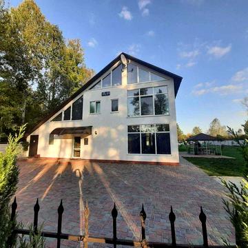 с.Бондарня. Дом 230 кв. Расположен 70 км. от Киева. Генератор.