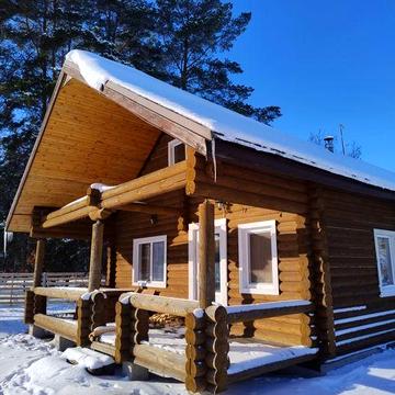 Деревяний будинок в лісі