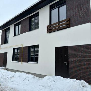 Сучасний Дуплекс у лісі біля парку