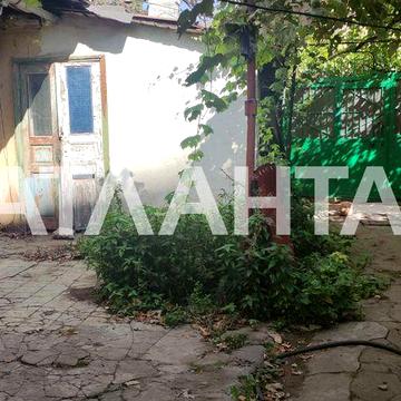 Пропонується на продаж квартира на землі під реконструкцію.