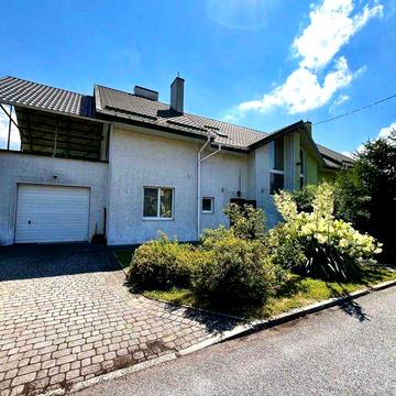 Продаж котеджу з ремонтом в смт Запитів + 10 соток землі.