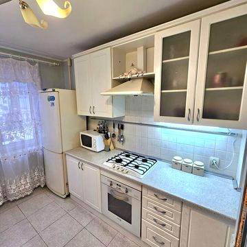 Оренда торикімнатної квартири. Митниця