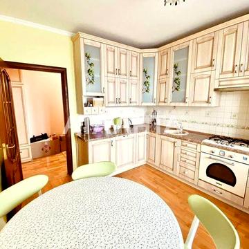 Простора трикімнатна квартира ближній центр в. Головацького