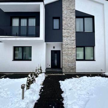 Оренда двоповерхового таунхауса 4 спальні, двір